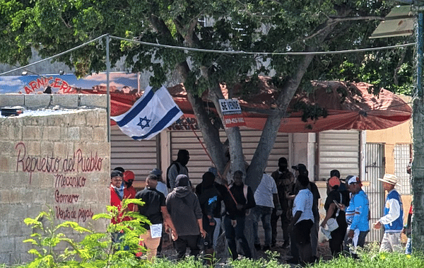  | ACTIVISTS AT AN ANTI HAITIAN RALLY CALLED BY THE ANCIENT DOMINICAN ORDER AOD FLY THE ISRAELI FLAG MOMENTS BEFORE VIOLENCE ERUPTS ON MARCH 30 2025 PHOTO CARMEN PARSONS | MR Online